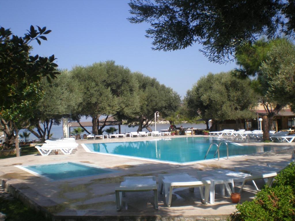 Club Mackerel Holiday Village Foça Exterior foto